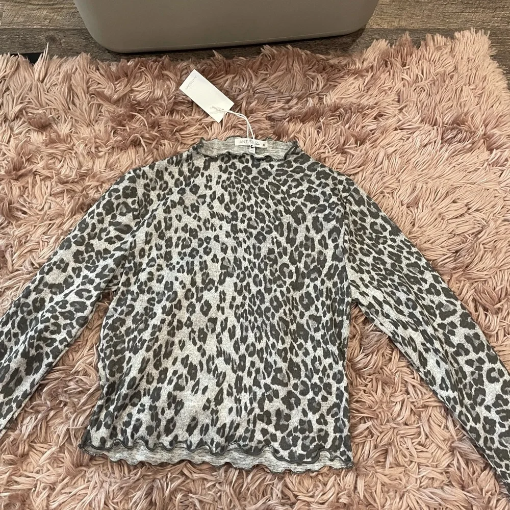 Gray leopard print long sleeve top - Picture 1 of 5